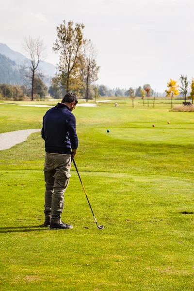 Golf-Typ macht einen Schwung — Stockfoto