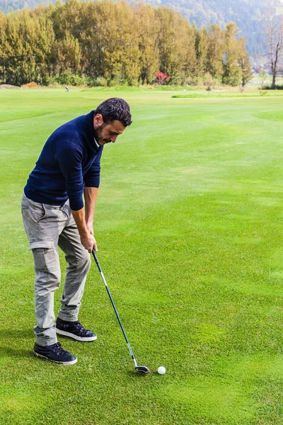 Golf adam bir salıncak yapma — Stok fotoğraf