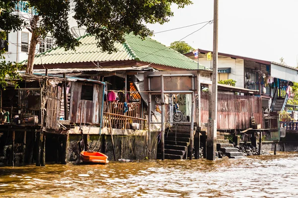 Slum on river — Stock Photo, Image