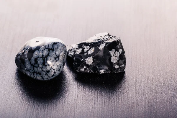 Duas pedras obsidianas em madeira — Fotografia de Stock