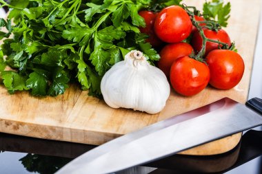 Akdeniz sebze ve bir kesme tahtası üzerinde bıçak