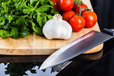 sebze ve bir kesme tahtası üzerinde bir bıçak