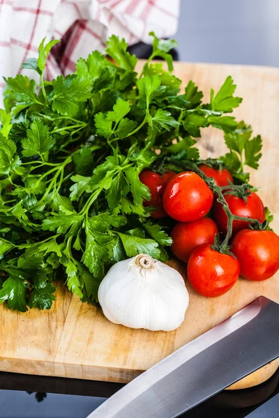 Verduras mediterráneas en una tabla de cortar —  Fotos de Stock