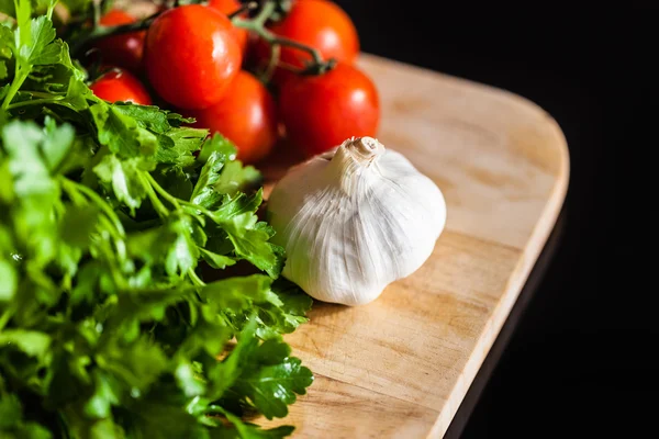 Verduras en una tabla de cortar — Foto de Stock