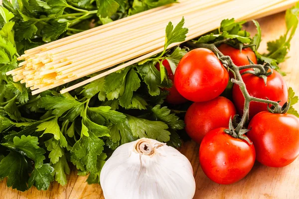 Warzywa śródziemnomorskie i spaghetti — Zdjęcie stockowe