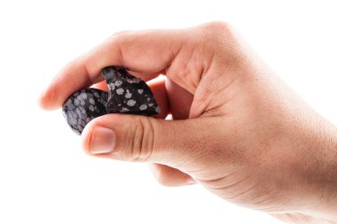 İki obsidyen taşı holding