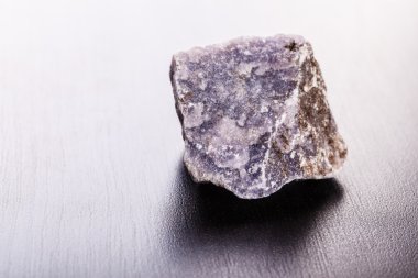 lepidolit taş ahşap üzerine