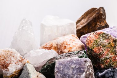 ahşap üzerine yarı değerli taş yığını