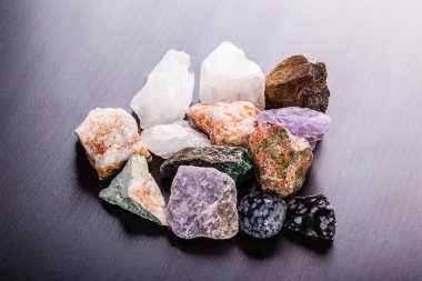 yarı değerli mineraller odun yığını