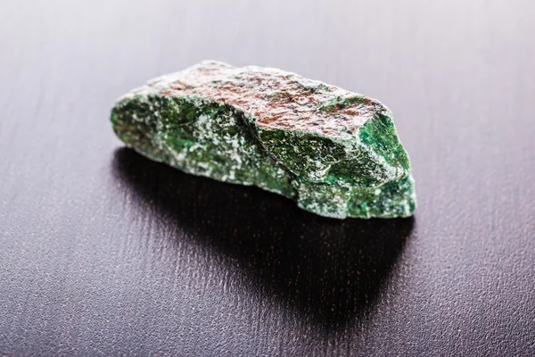 Pieza de fuchsite en madera —  Fotos de Stock