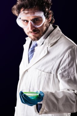 petri kabına tutan biyolog