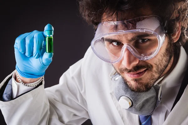 Chemiker macht Entdeckungen — Stockfoto