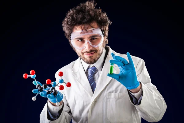 Junge Chemikerin zeigt Dinge — Stockfoto