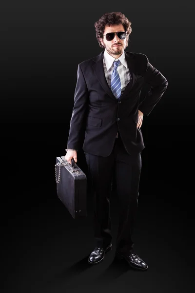 Элегантный бизнесмен с важными документами — стоковое фото