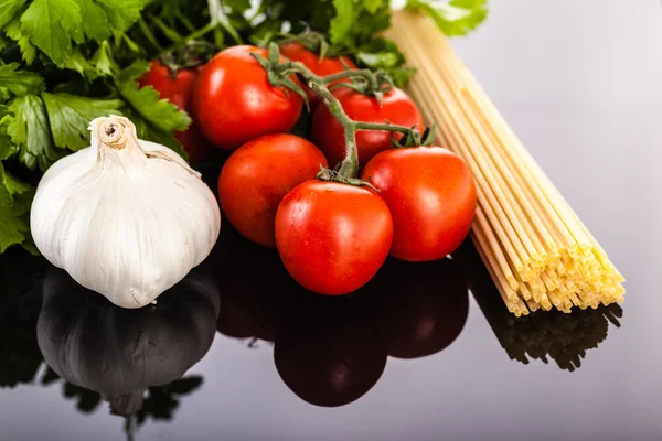 Espaguetis perejil de ajo y tomates — Foto de Stock