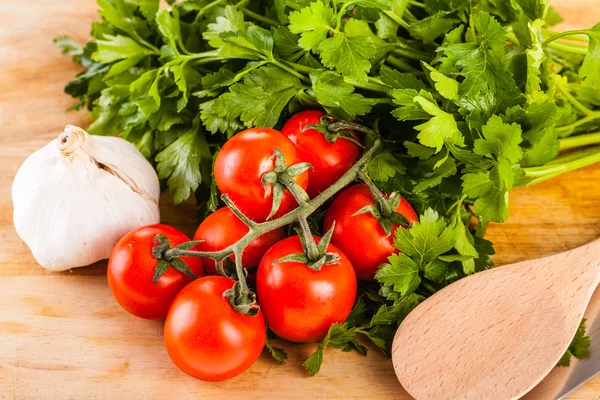 Tomates y espaguetis mediterráneos de perejil y ajo — Foto de Stock