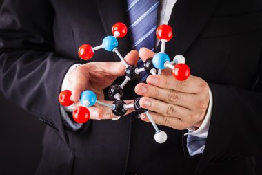 tnt moleküler yapısı gösterilen