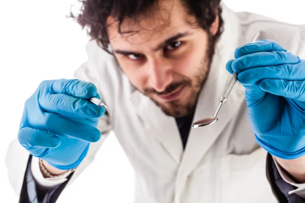 Dentista bonito operando — Fotografia de Stock