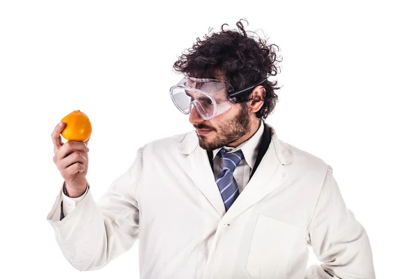 Investigador mirando una naranja — Foto de Stock