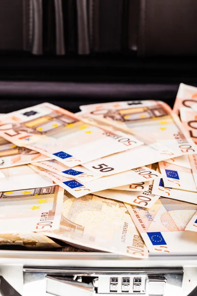 Maleta llena de euros —  Fotos de Stock
