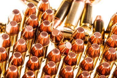 beyaz üzerine düşen madde işaretleri