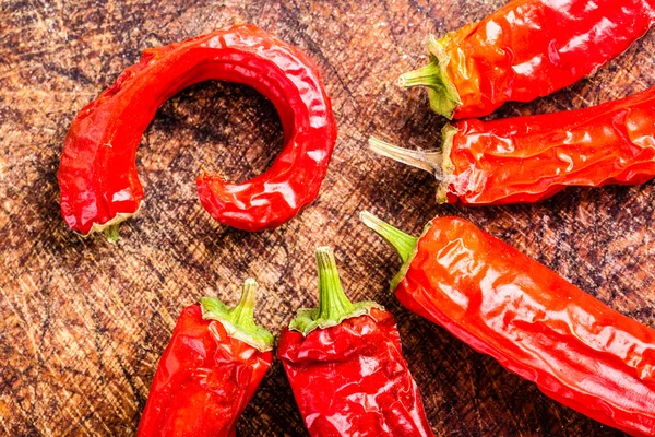 Dried arranged chili peppers — Stock Photo, Image