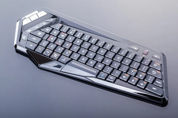 Футуристическая игровая клавиатура на черном — стоковое фото