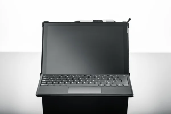 Laptop auf schwarzer Oberfläche — Stockfoto