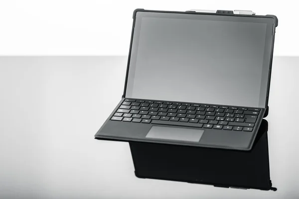 Laptop na powierzchni odblaskowej — Zdjęcie stockowe