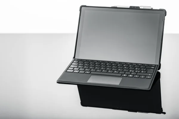 Laptop pada permukaan reflektif — Stok Foto