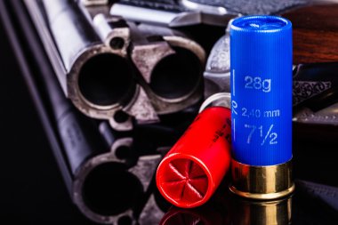 Siyah kartuşları ile av tüfeği