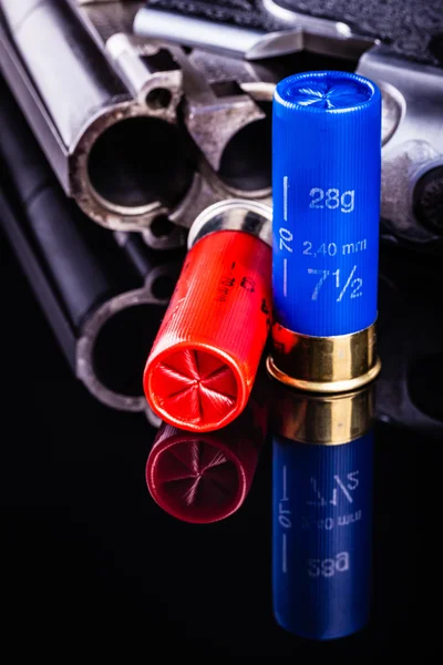 Shotgun på svart med ammo — Stockfoto