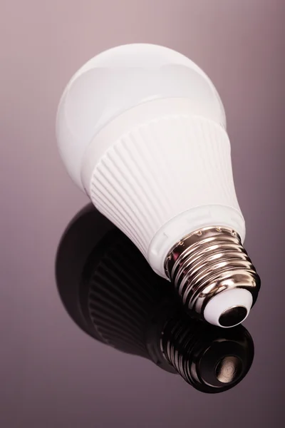 LED gloeilamp op glas — Stockfoto