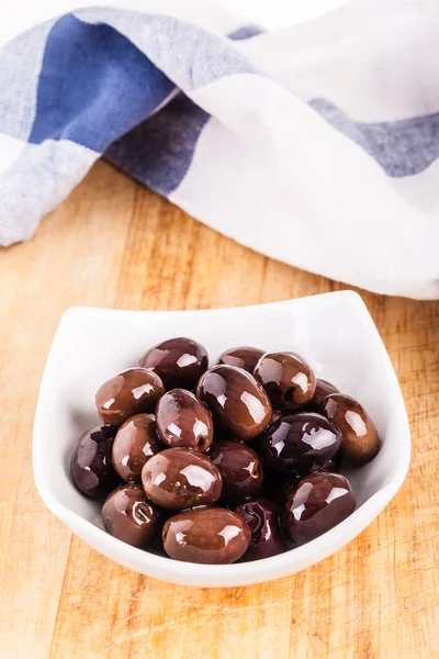 Svarta oliver skål vertikala — Stockfoto