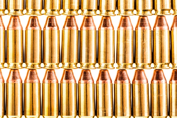 Pistol ammo rader på vit — Stockfoto