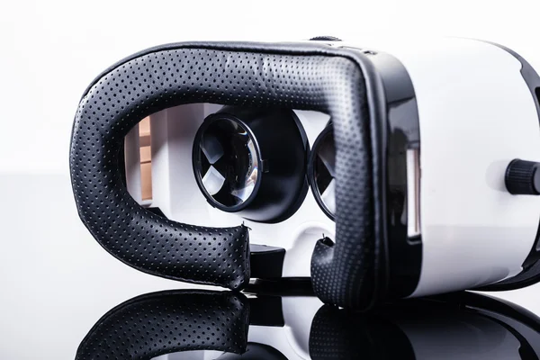 Gafas de realidad virtual en superficie brillante — Foto de Stock