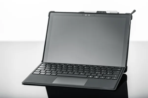 Laptop na ciemnej powierzchni — Zdjęcie stockowe