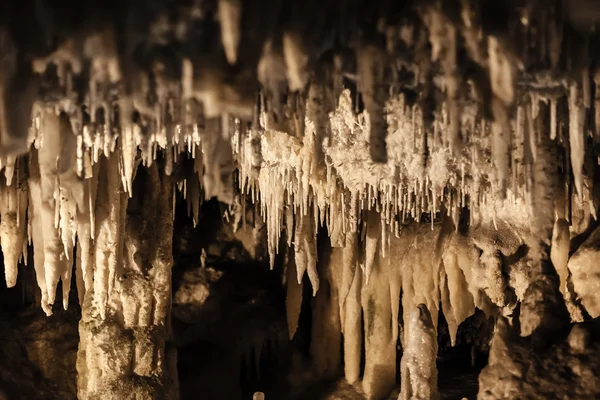 Estalactites na gruta — Fotografia de Stock
