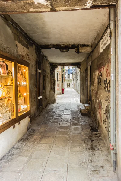 Alley in Venetië — Stockfoto
