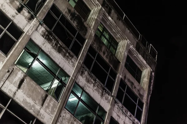 Donker gebouw — Stockfoto