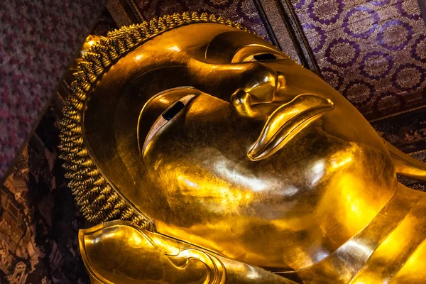 Altın reclining buddha yüz — Stok fotoğraf