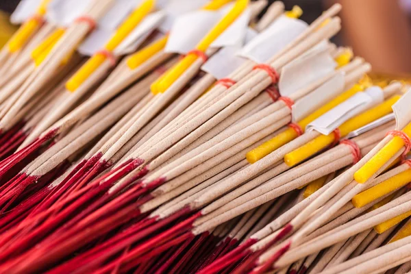 Rote und gelbe Räucherstäbchen — Stockfoto