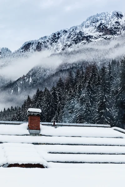 Schnee auf dem Dach — Stockfoto