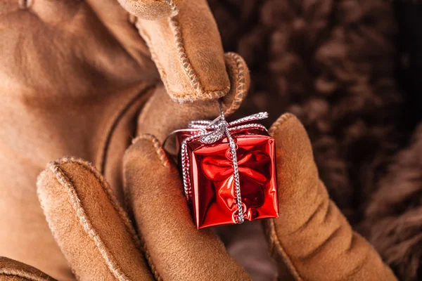 Unwrapping christmas gift — Stock Photo, Image