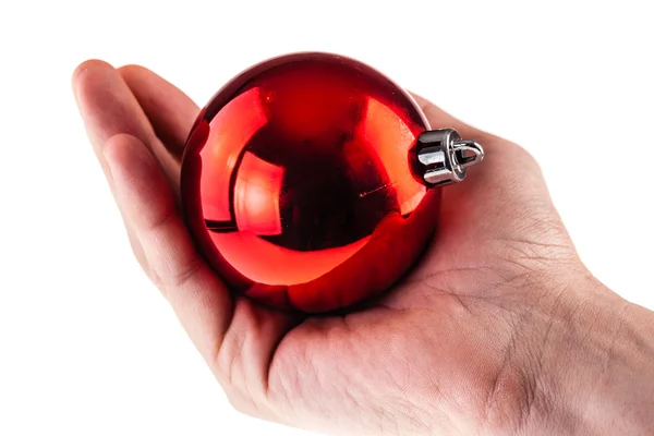 Sosteniendo una bola roja de Navidad — Foto de Stock