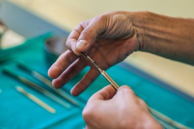 bir neşter kullanma