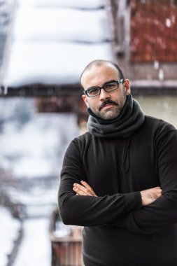 Kışın yakışıklı adam