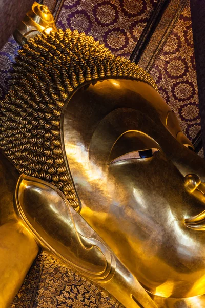 Golden reclining buddha head — Stock Photo, Image