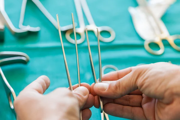 Zwei Pinzetten in der Hand — Stockfoto