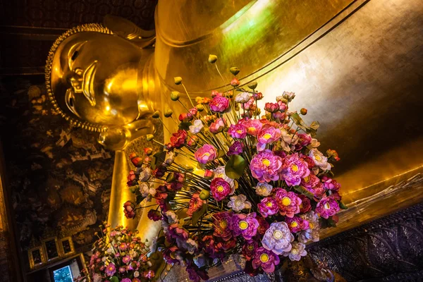 Flowers in Reclining Buddha temple — Stock Photo, Image